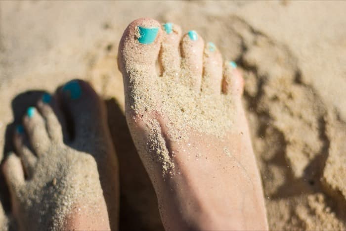 Vernis bleu dans le sable